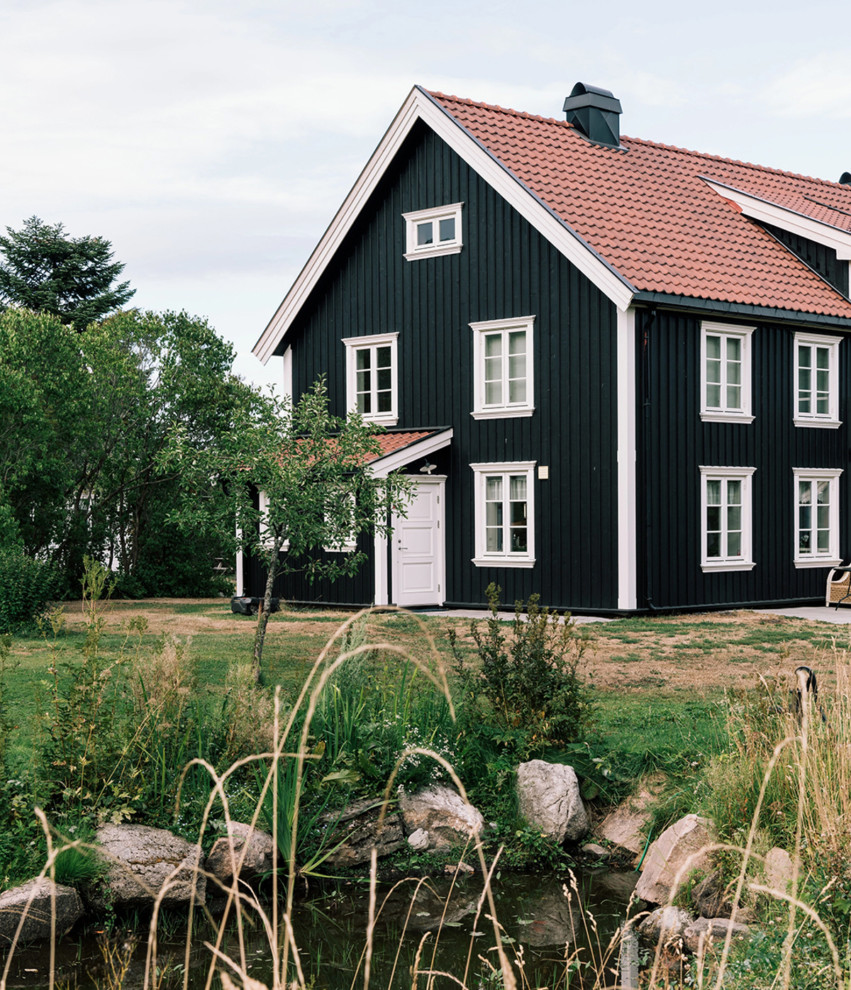 2 personer beskuer et nyoppusset sveitserhus
